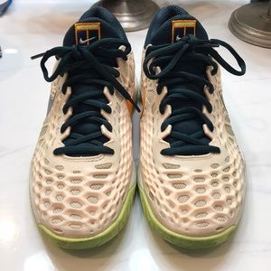 Nike tennis shoes. Sz 8. Great condition.